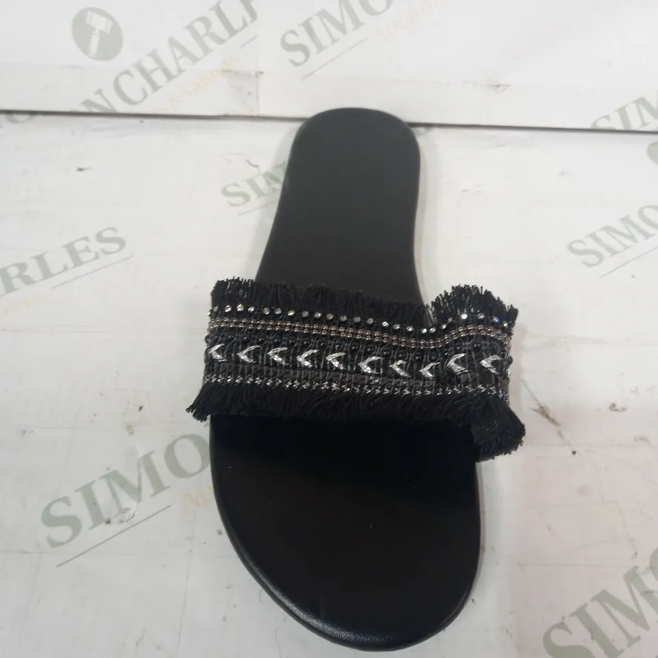 PAIR OF DESIGNER OPEN TOE FLAT SANDALS IN BLACK EU SIZE 40