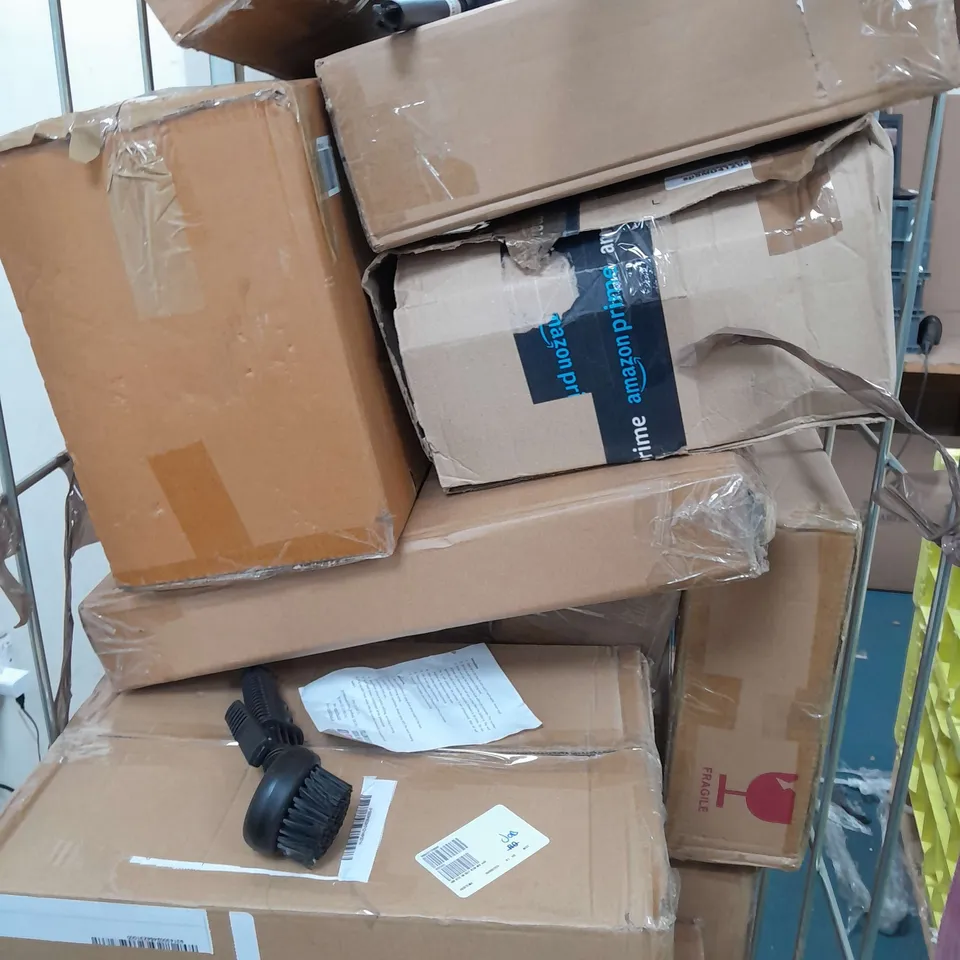 CAGE OF APPROX 8 ASSORTED HOMEWARE GOODS TO INCLUDE - S-FIX GRUB BUDDY , SOLAR POWERED GARDEN LIGHT , SOLAR POWERED SET OF BULBS ETC