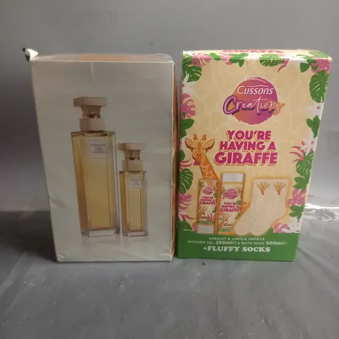 LOT OF 2 ASSORTED COSMETIC BOXSETS TO INCLUDE - CUSSONS CREATIONS YOUR'E HAVING A GIRAFFE BATH SET AND ELIZABETH ARDEN 5TH AVENUE EAU DE PARFUM SET