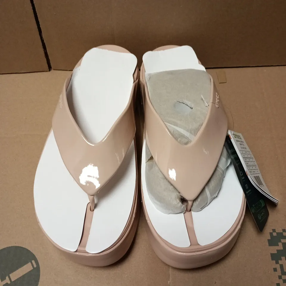 UNBOXED CROCS GETAWAY PLATFOEM PATENT FLIP IN NUDE - W9