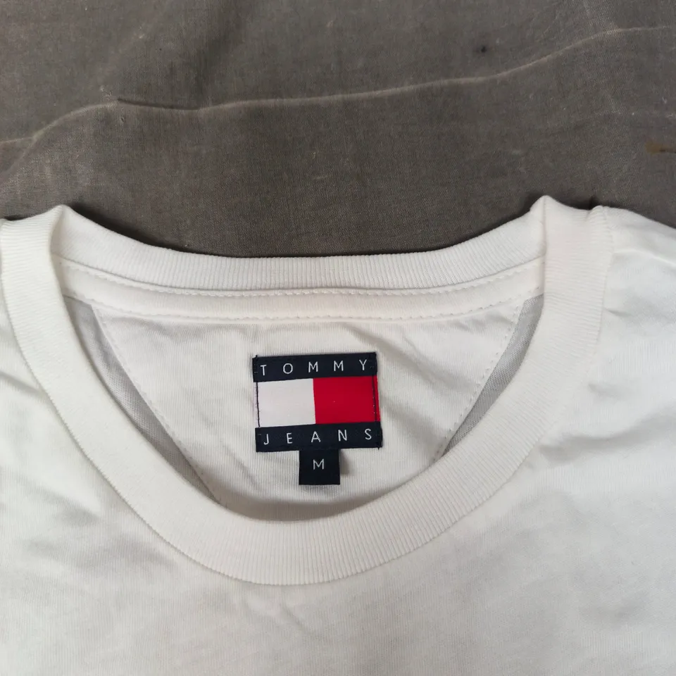 TOMMY JEANS T-SHIRT – WHITE – SIZE M