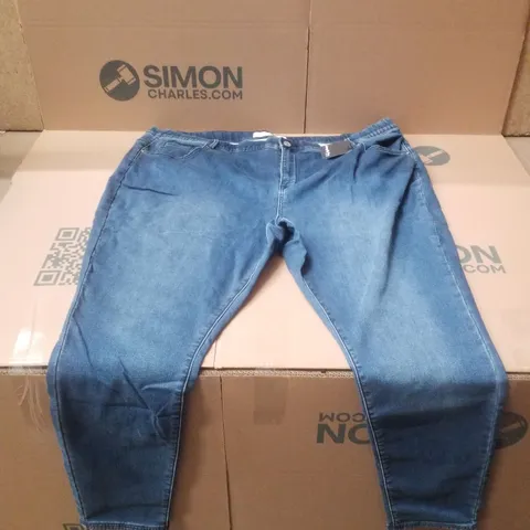 BOX CONTAINING APPROXIMATELY 9 BRAND NEW SIMPLY BE COSY MID WASH SKINNY JEANS - SIZE 28L 