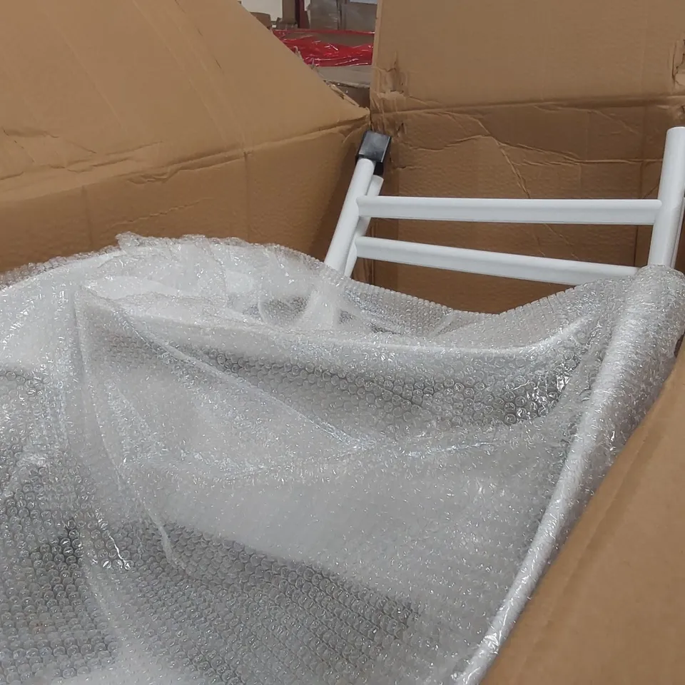 PALLET CONTAINING A LARGE QUANTITY OF STYLISH PLASTIC FOLDING CHAIRS - COLOURS VARY