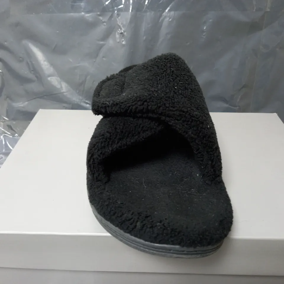 VIONIC INDULGE RELAX SLIPPERS IN BLACK - UK 7
