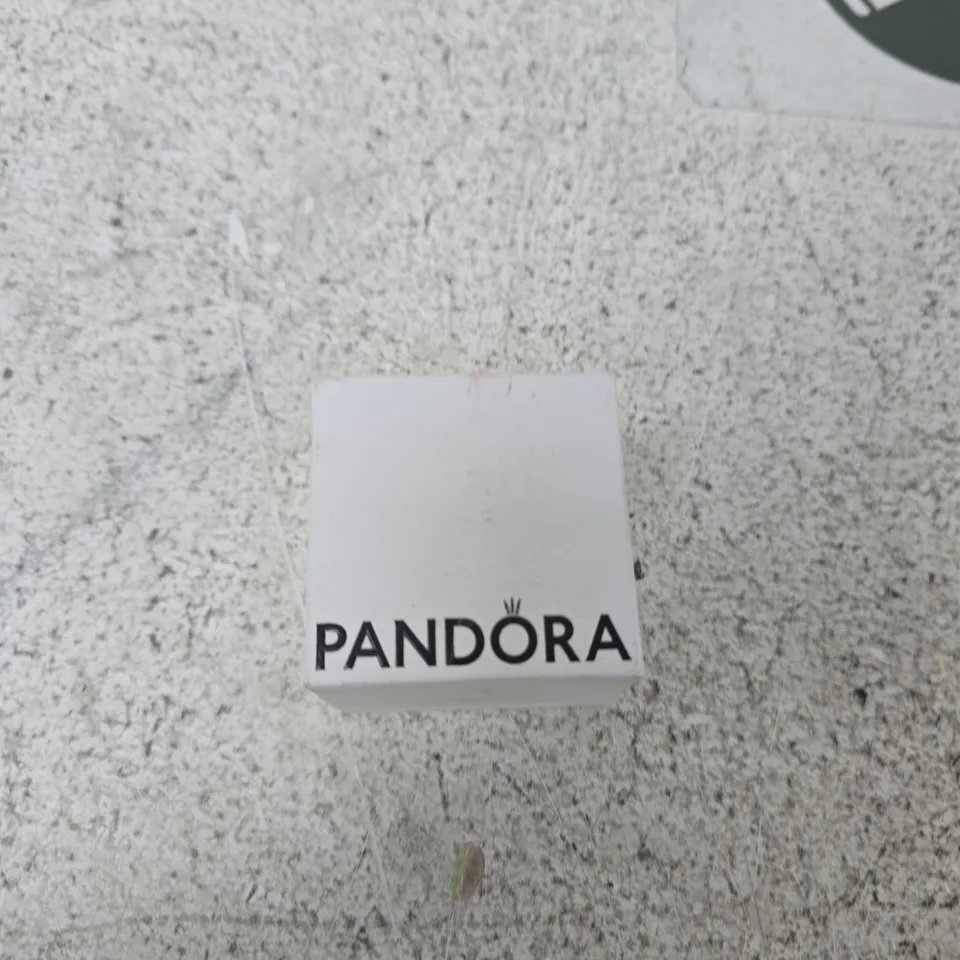 PANDORA DISNEY CHARM – CIRCULAR CHARM FEATURING TWO FIGURES IN RED OUTFITS (BOXED)
