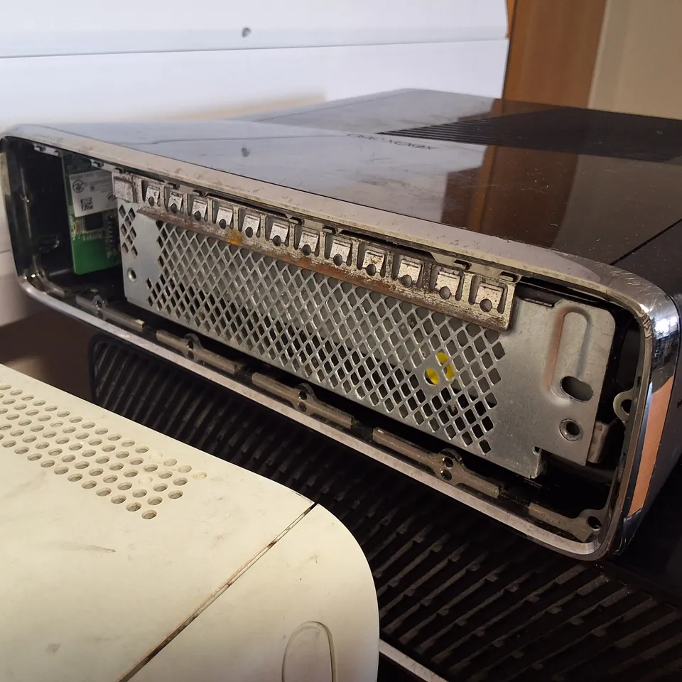 LOT OF 6 ASSORTED GAMING CONSOLES TO INCLUDE 5 XBOX 360'S AND A PLAYSTATION 3