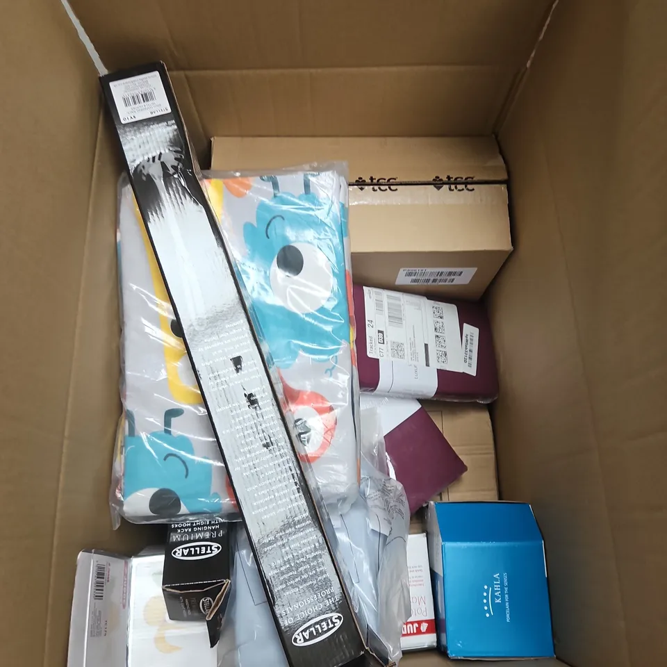 LARGE BOX OF APPROXIMATELY 10 ASSORTED ITEMS TO INCLUDE HANGING RACKS, BED SHEETS AND BOWLS