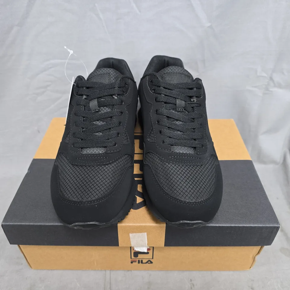 BOXED PAIR OF FILA BLACK MESH RUNNER TRAINERS – UK SIZE 7