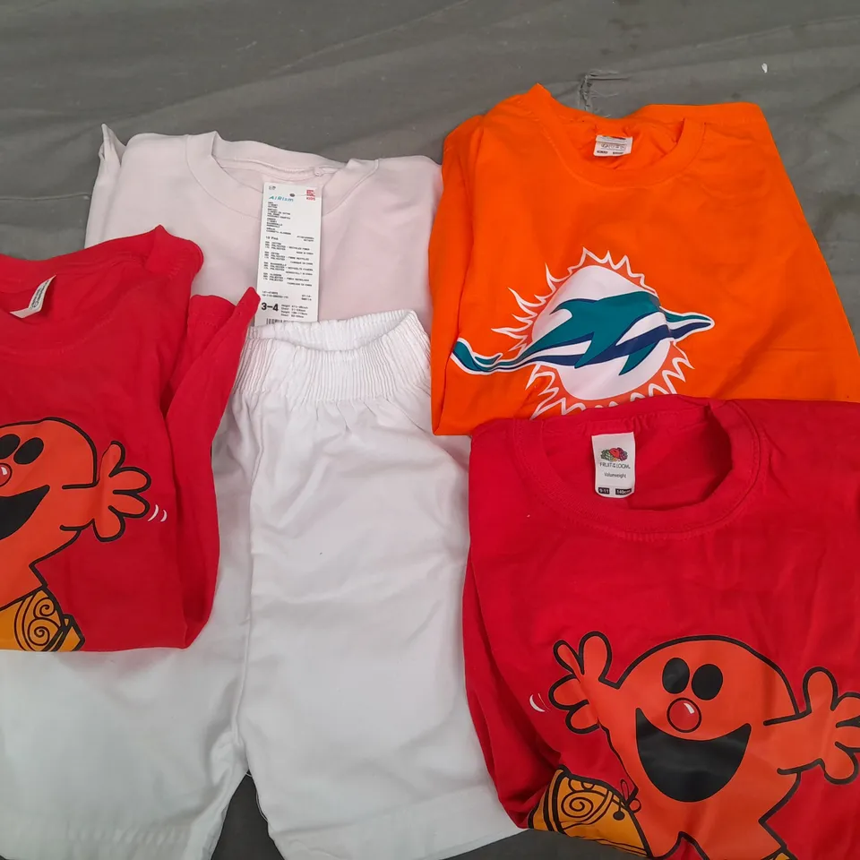 APPROXIMATELY 15 ASSORTED KIDS CLOTHING IN VARIOUS STYLES TO INCLUDE SIZES 0-3 MONTHS, 3-4 YEARS, 9-11 YEARS
