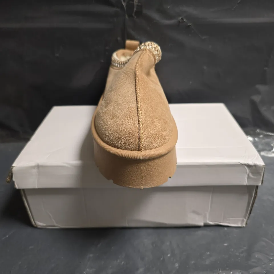BOXED PAIR OF UNBRANDED FAUX FUR LINED SHOES IN LIGHT TAN SIZE EU 39