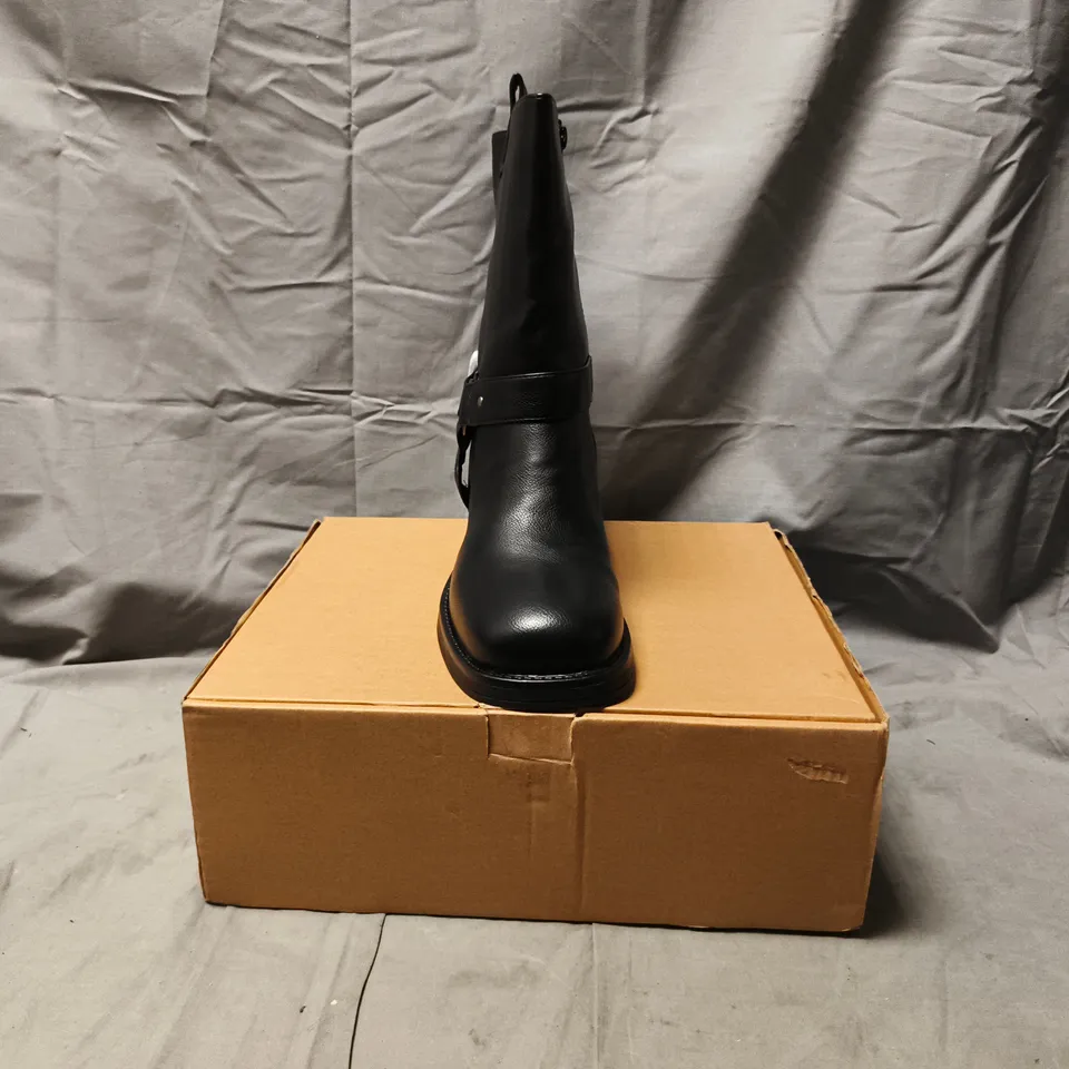 BOXED PAIR OF V BY VERY ANKLE BOOTS IN BLACK SIZE UK 7