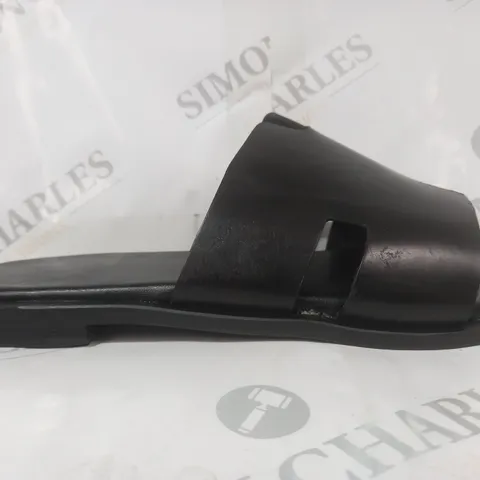 BOXED PAIR OF DESIGNER OPEN TOE FLAT SLIDERS IN BLACK SIZE UNSPECIFIED