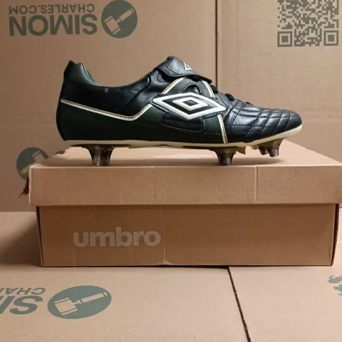 BOXED PAIR OF UMBRO FOOTBALL BOOTS IN BLACK/WHITE/BRITISH RACING GREEN/GOLD SIZE UK 8.5