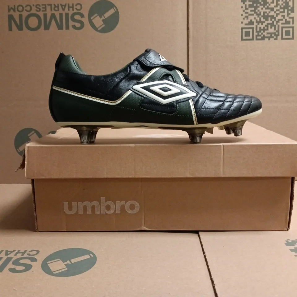 BOXED PAIR OF UMBRO FOOTBALL BOOTS IN BLACK/WHITE/BRITISH RACING GREEN/GOLD SIZE UK 8.5