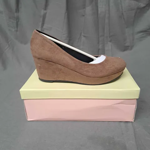 BOX OF 14 PAIRS OF STRAWBERRY WEDGE HEELS IN MUSHROOM SIZE 5