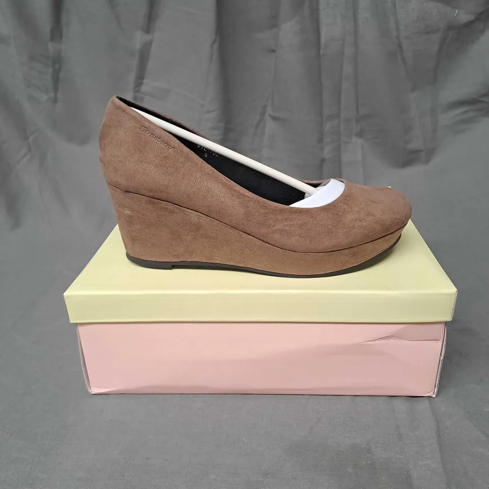 BOX OF 14 PAIRS OF STRAWBERRY WEDGE HEELS IN MUSHROOM SIZE 5