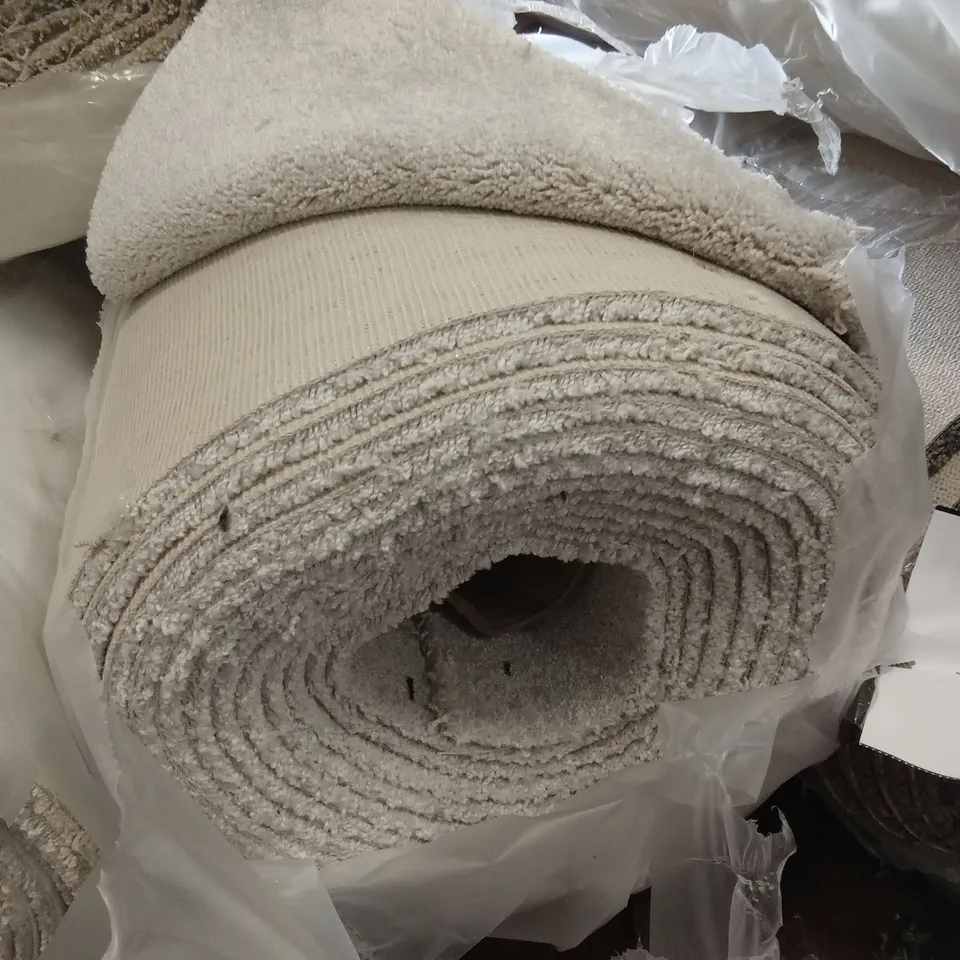 ROLL OF QUALITY EC FREEDOM XTRA DOVE CARPET // APPROX SIZE: 4 x 10.6m