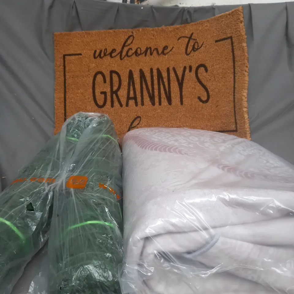 LARGE BOX OF ASSORTED ITEMS TO INCLUDE WELCOME MAT, RUG AND FENCE PLANTS