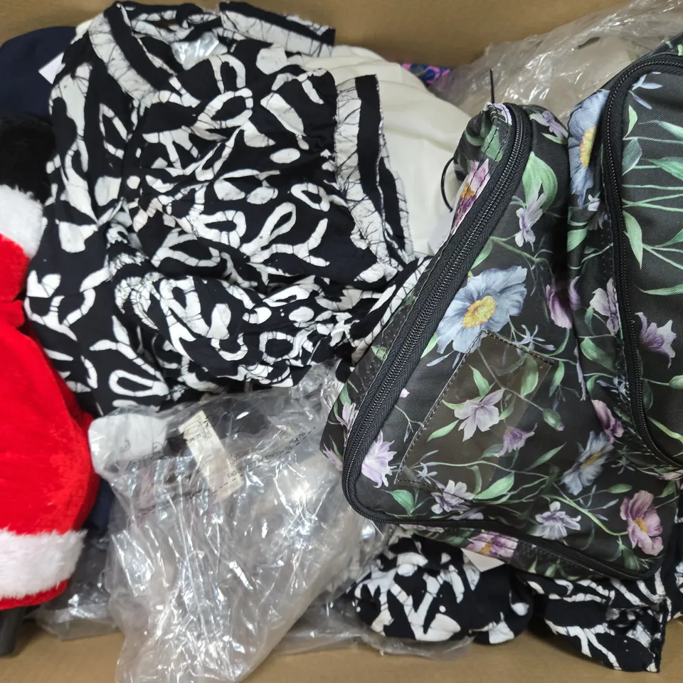 BOX OF APPROXIMATELY 10 ASSORTED HOUSEHOLD ITEMS TO INCLUDE FESTIVE VILLAGE SCENE, ETC - COLLECTION ONLY