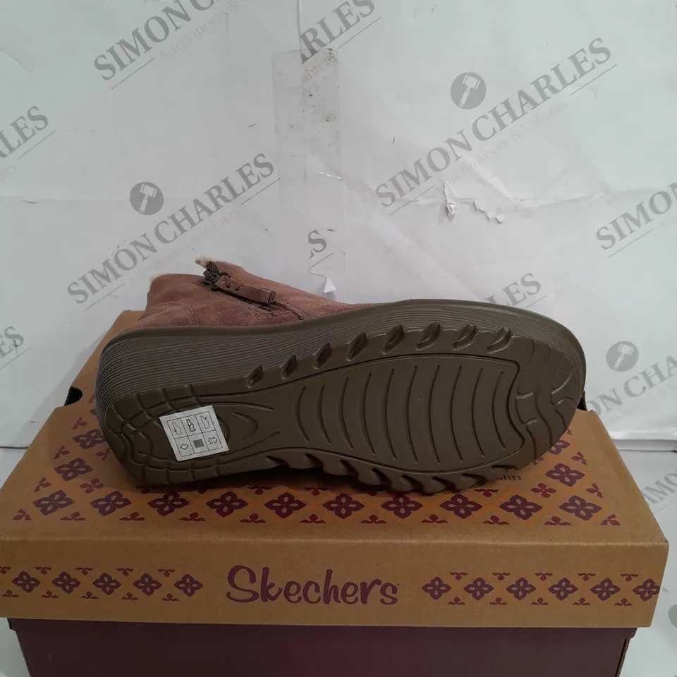 BOXED PAIR OF SKECHERS ANKLE BOOTS IN MUSHROOM, UK SIZE 5