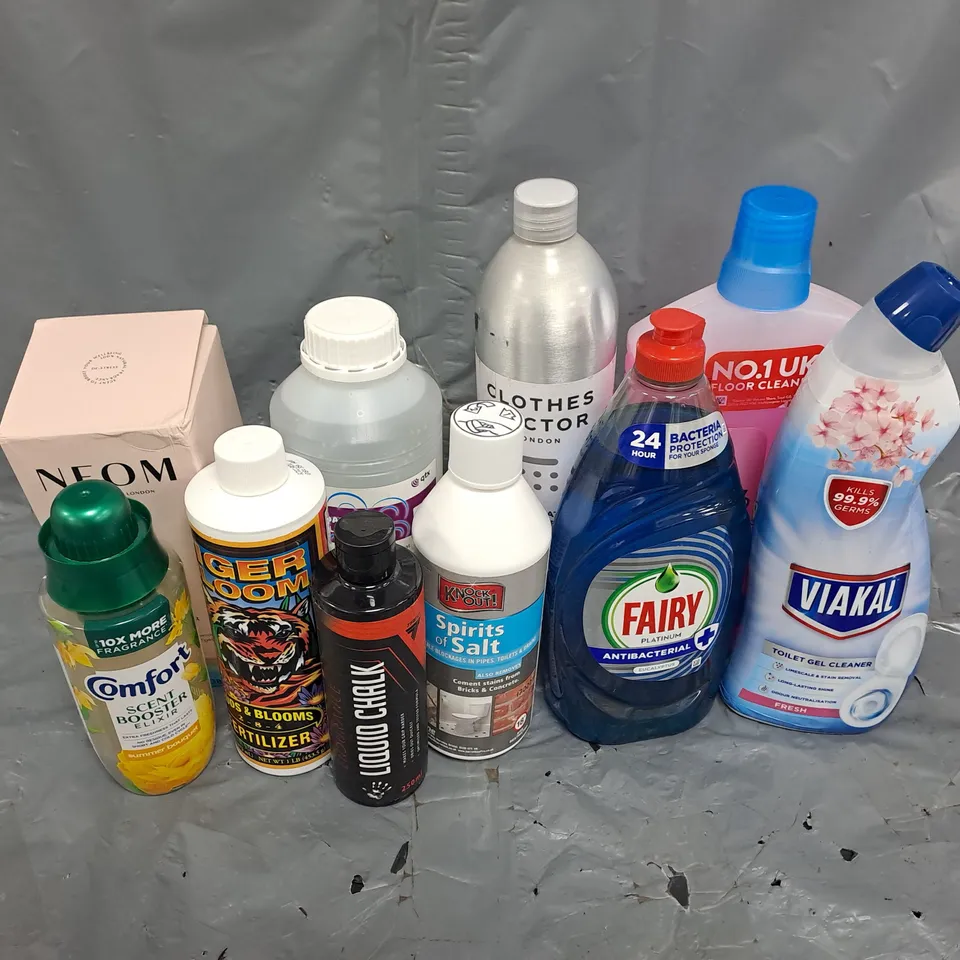 APPROXIMATELY 15 ASSORTED HOUSEHOLD LIQUID PRODUCTS TO INCLUDE - FAIRY PLATINUM DISHWASHING LIQUID - CLOTHES DOCTOR ECO SIGNATURE DETERGENT - TREC LIQUID CHALK - ETC - COLLECTION ONLY