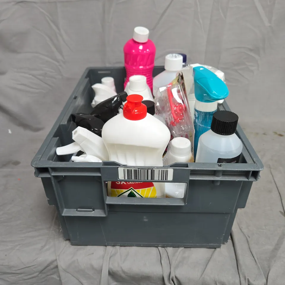 APPROXIMATELY 15 ASSORTED HOUSEHOLD CLEANING ITEMS TO INCLUDE FAIRY, COMFORT, SIMPLE SOLUTION, STAIN REMOVER ETC