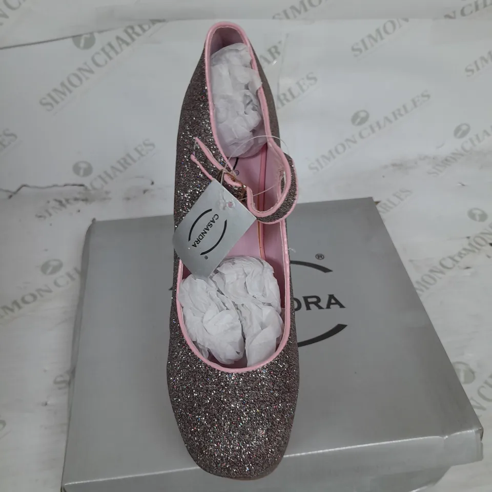 BOXED PAIR OF CASANDRA PLATFORM STRAP SHOE IN MULTI GLITTER SIZE 7