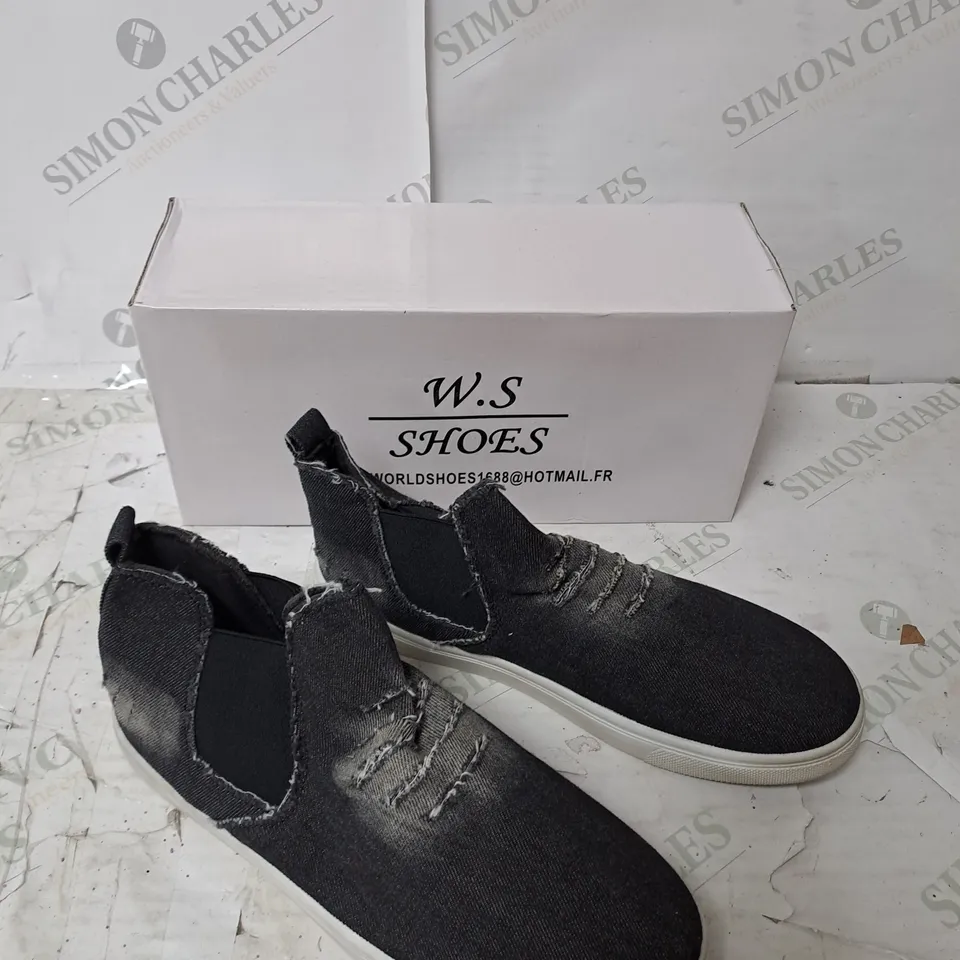APPROXIMATELY 10 PAIRS OF W.S SHOES SLIP ON BLACK DISTRESSED BOOTS IN VARIOUS SIZES 
