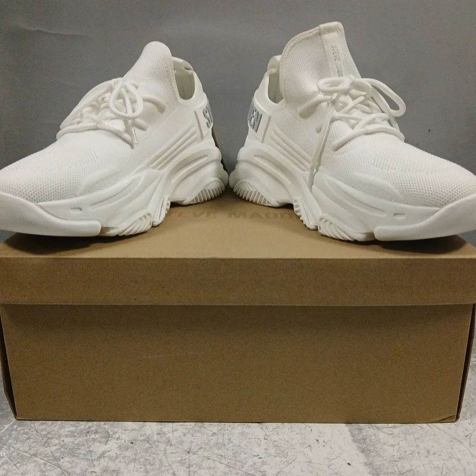BOXED PAIR OF STEVE MADDEN FABRIC SHOES IN WHITE SIZE UK 8