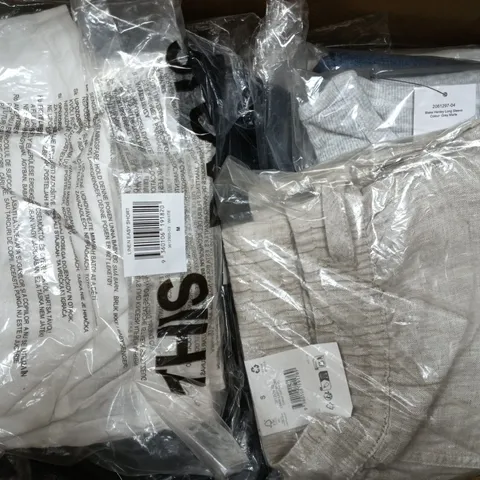 APPROXIMATELY 20 ASSORTED CLOTHING ITEMS IN VARIOUS SIZES, COLOURS & STYLES TO INCLUDE LINEN EASY SHORT, BLAKE HENLEY LONG SLEEVE, MID RISE BOOTCUT JEAN, ETC