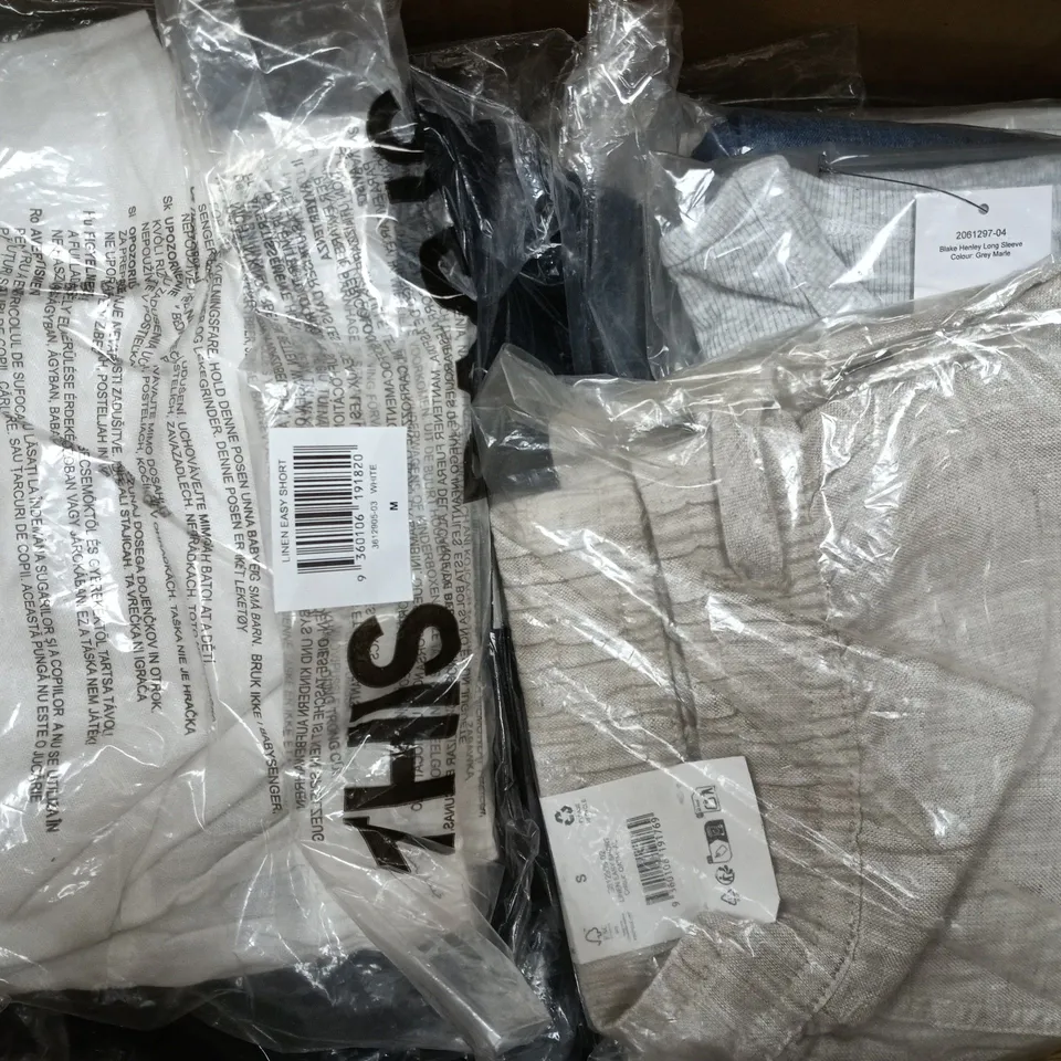 APPROXIMATELY 20 ASSORTED CLOTHING ITEMS IN VARIOUS SIZES, COLOURS & STYLES TO INCLUDE LINEN EASY SHORT, BLAKE HENLEY LONG SLEEVE, MID RISE BOOTCUT JEAN, ETC