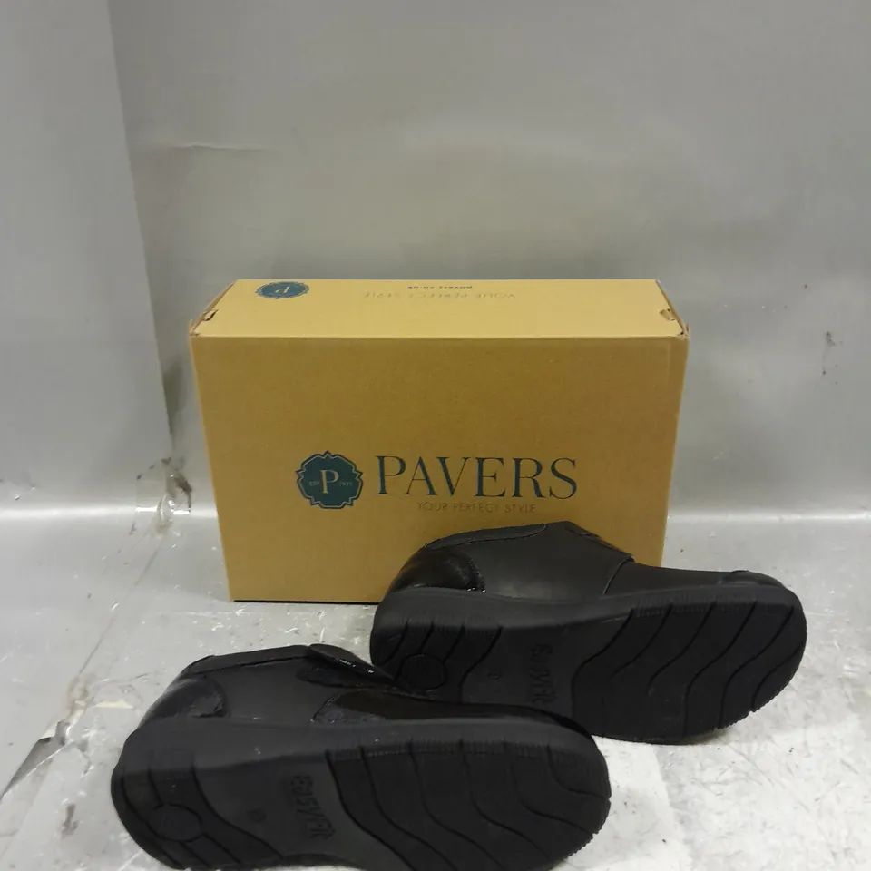 BOXED PAIR OF PAVERS EASYFIT STRAP SHOES SIZE 38