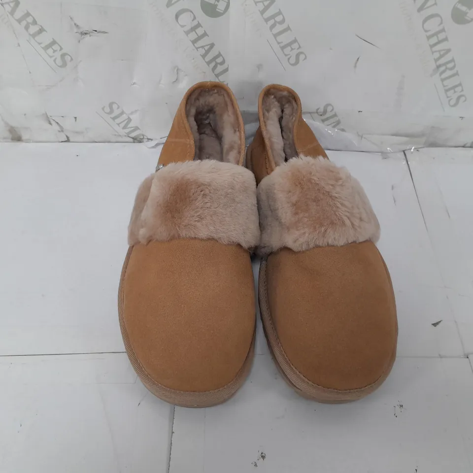 PAIR OF EMU AUSTRALIA SLIPPERS IN CAMEL SIZE 7