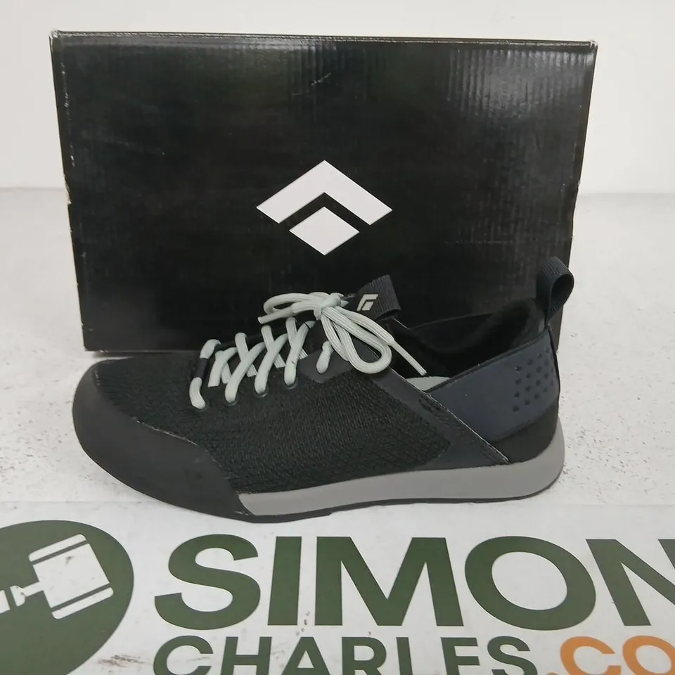 BLACK DIAMOND SESSION WOMEN'S BLACK SNEAKERS – BLACK FABRIC UPPER, GREY LACES
