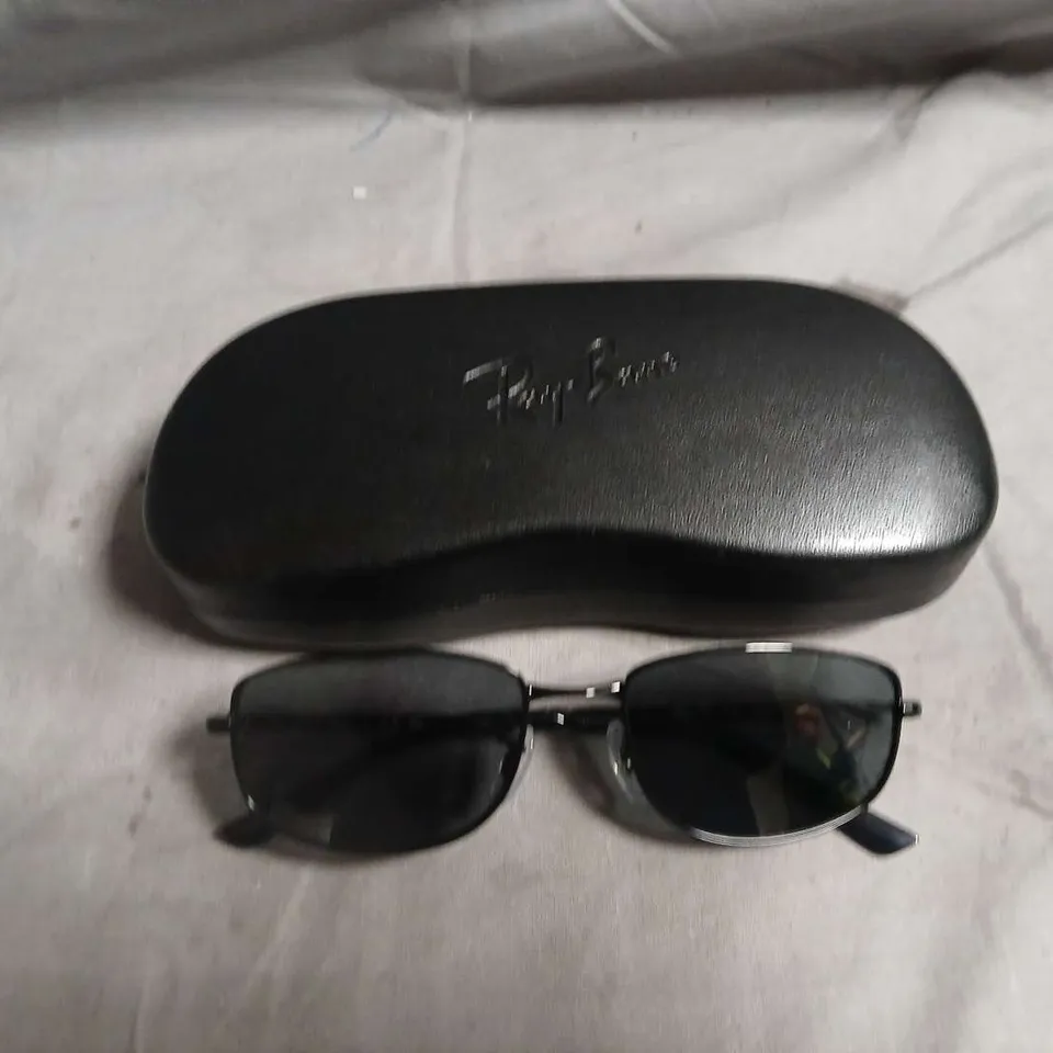 RAY-BAN SUNGLASSES WITH CASE