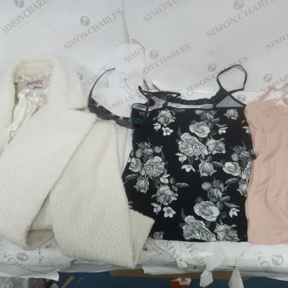 BOX OF APPROX 20 ASSORTED CLOTHING ITEMS TO INCLUDE - JOCKEY - BADGLEY MISCHKA - JONATHEN PAUL 