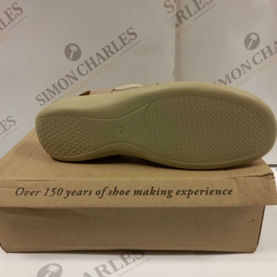 BOXED PAIR OF CUSHION-WALK OPEN TOE SANDALS UK SIZE 5