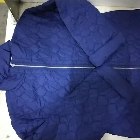 BOX CONTAINING 3 BLUE COATS SIZE L AND 4 GREY COATS SIZE XL