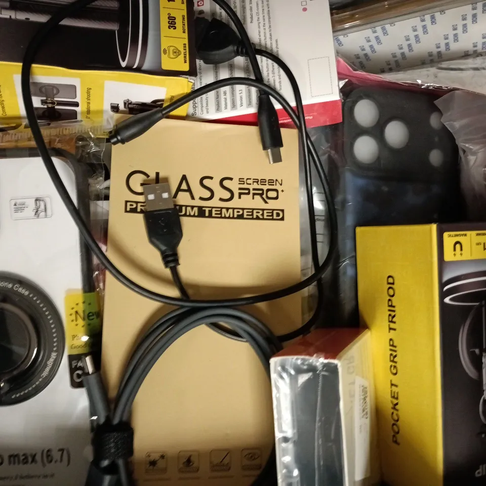 APPROXIMATELY 10 ASSORTED HOUSEHOLD ITEMS TO INCLUDE T20-C POCKET GRIP TRIPOD, CHARGING STAND, ETC