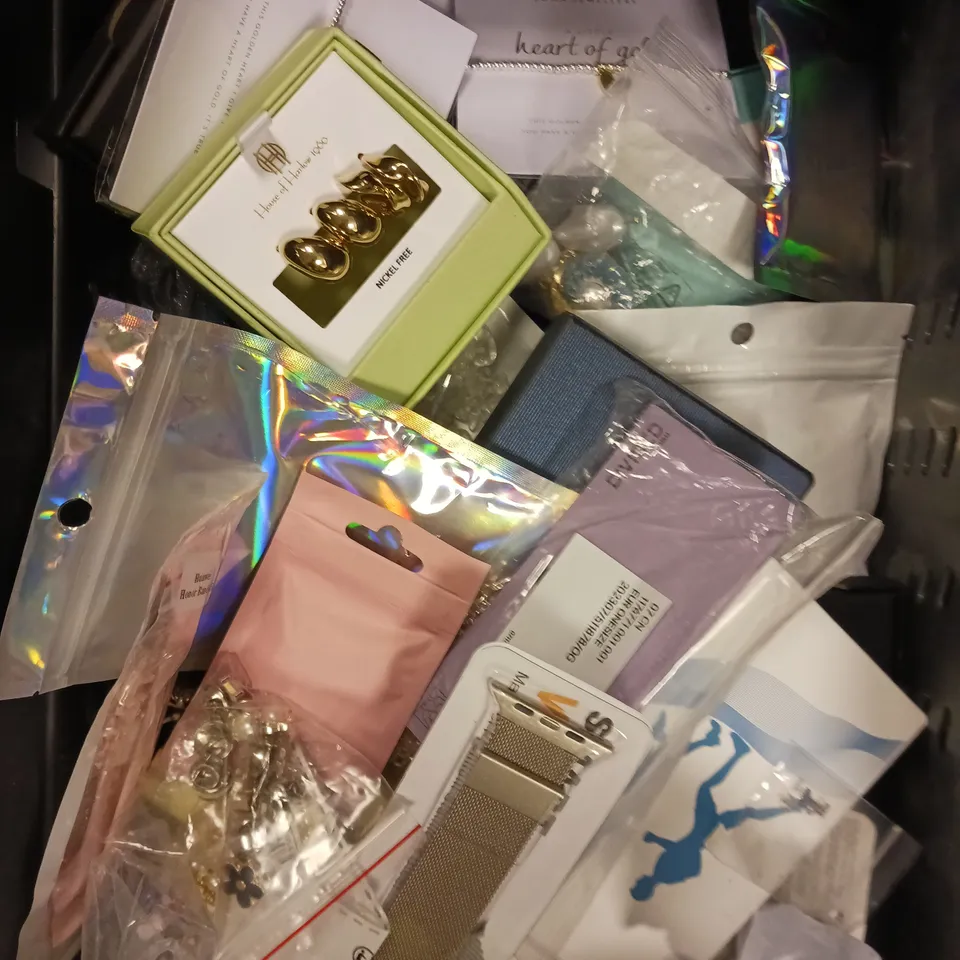 APPROXIMATELY 20 ASSORTED JEWELLERY PRODUCTS TO INCLUDE NECKLACES, EARRINGS, WATCHES ETC 