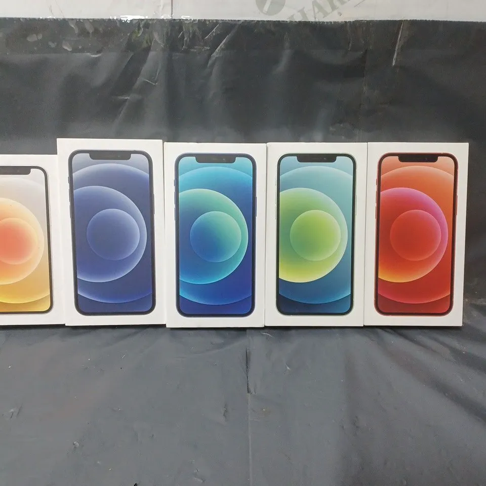 APPROXIMATELY 40 APPLE IPHONE DISPLAY CASES