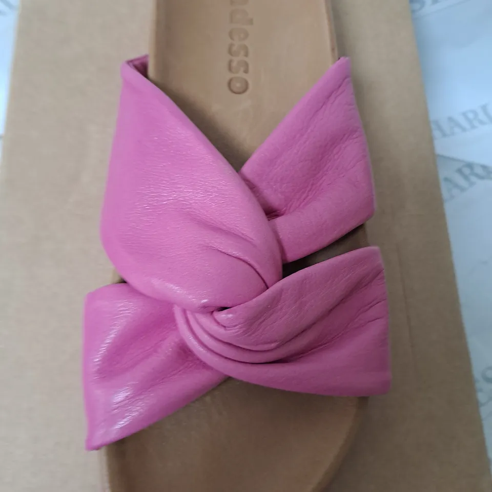 BOXED ADESSO SANDLES IN PINK SIZE 6