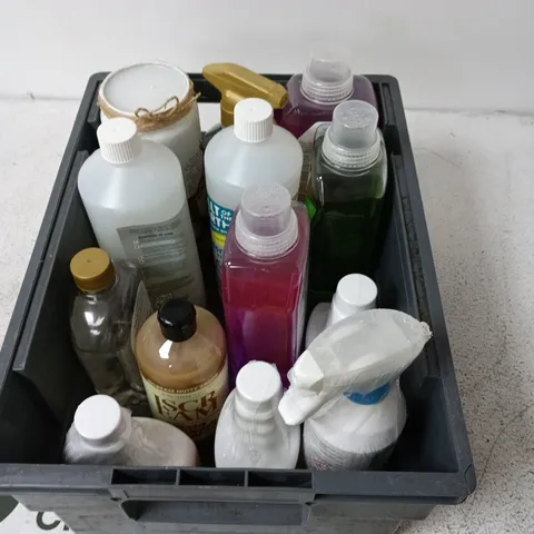 APPROXIMATELY 10 ASSORTED HOUSEHOLD ITEMS INCLUDING DISINFECTANT AND CLEANER, CANDLE, MOULD SPRAY