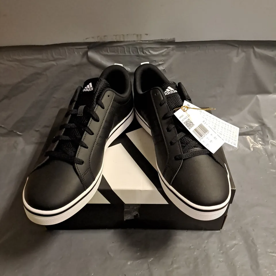 BOXED PAIR OF ADIDAS VS PACE 2.0 TRAINERS IN BLACK/WHITE SIZE UK 11