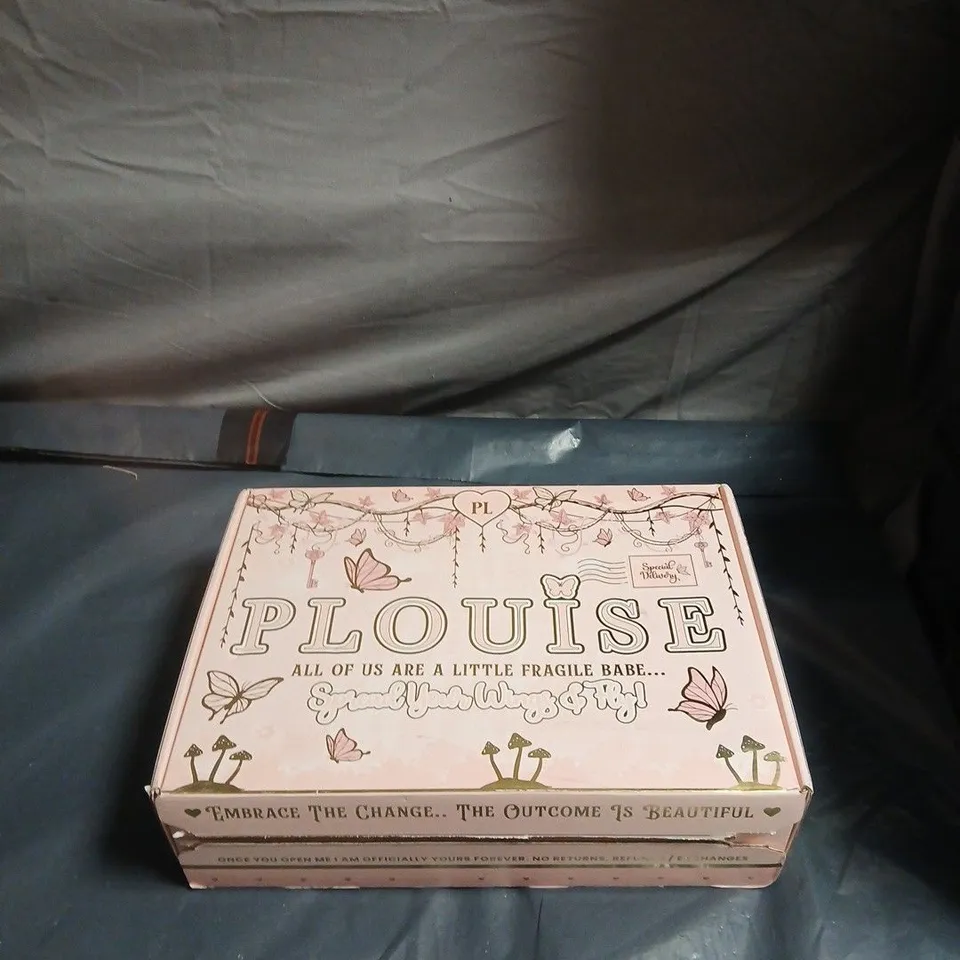 P LOUISE MAKE-UP GIFT SET – PINK BOX