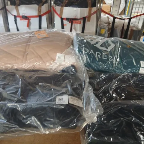 APPROXIMATELY 11 ITEMS OF BRAND NEW REGATTA/DARE2B CLOTHIGN AND ACCESSORIES