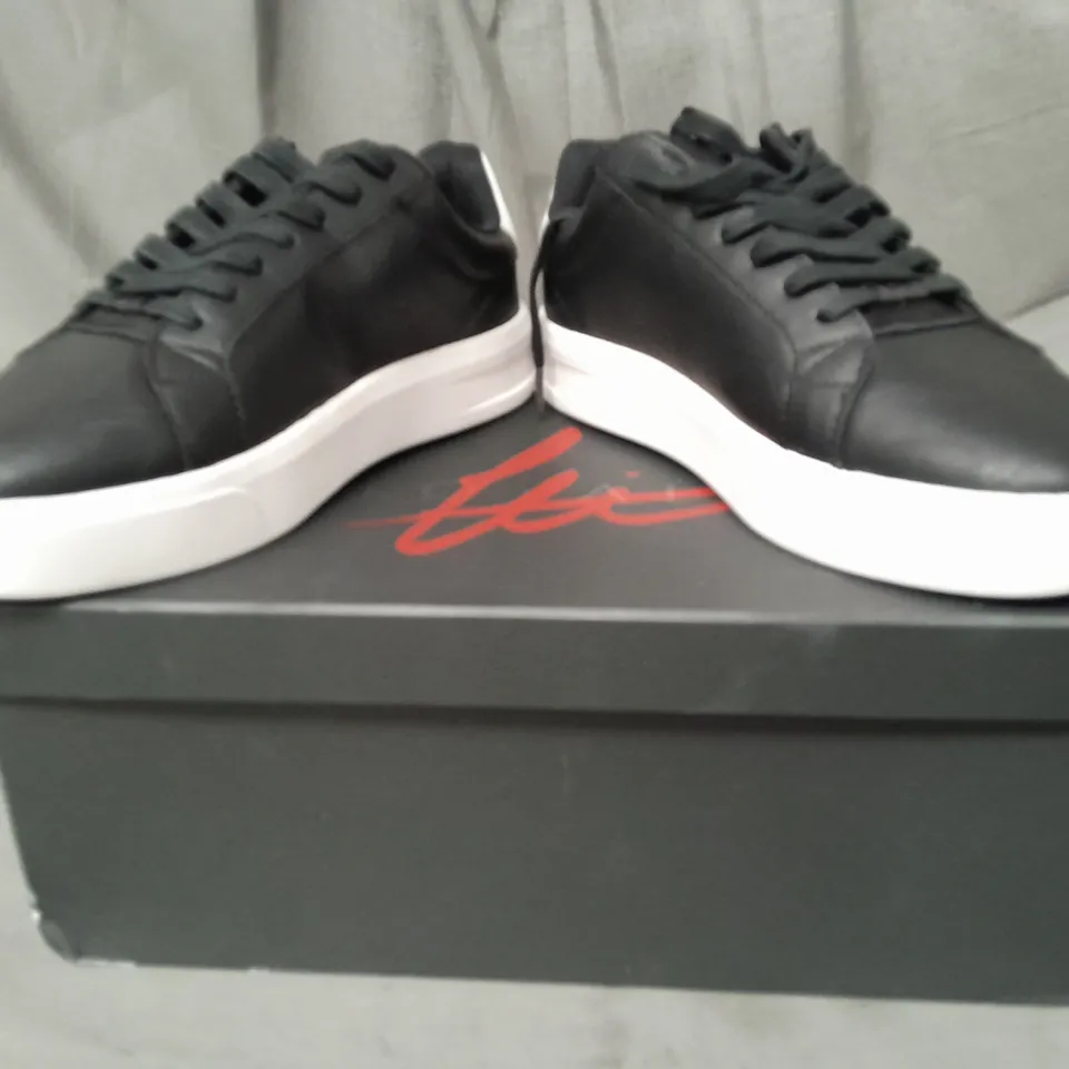 BOXED PAIR OF LOYALTY FIRENZE SNEAKERS IN BLACK/WHITE UK SIZE 9