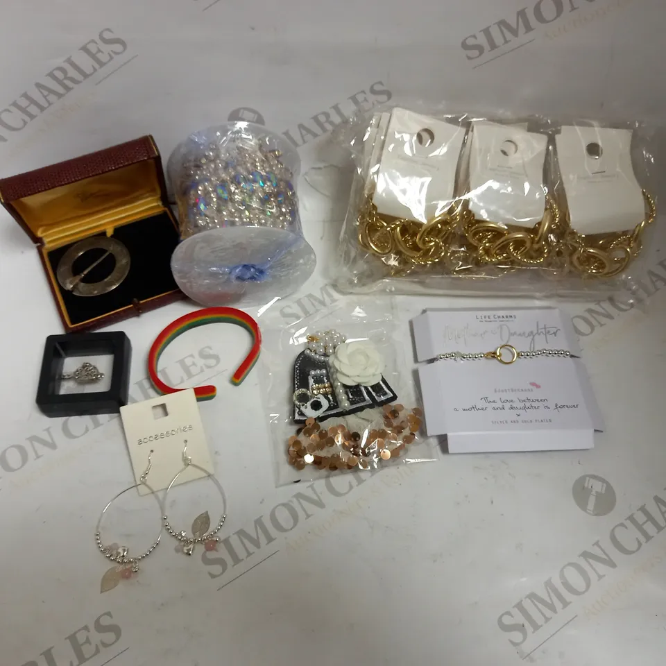 BOX OF APPROX 20 COSTUME JEWELLERY ITEMS TO INCLUDE GOLD EFFECT BRACELETS, GT WELLNESS MAGNETIC BRACELET, SILVER EFFECT JUBILEE BADGE