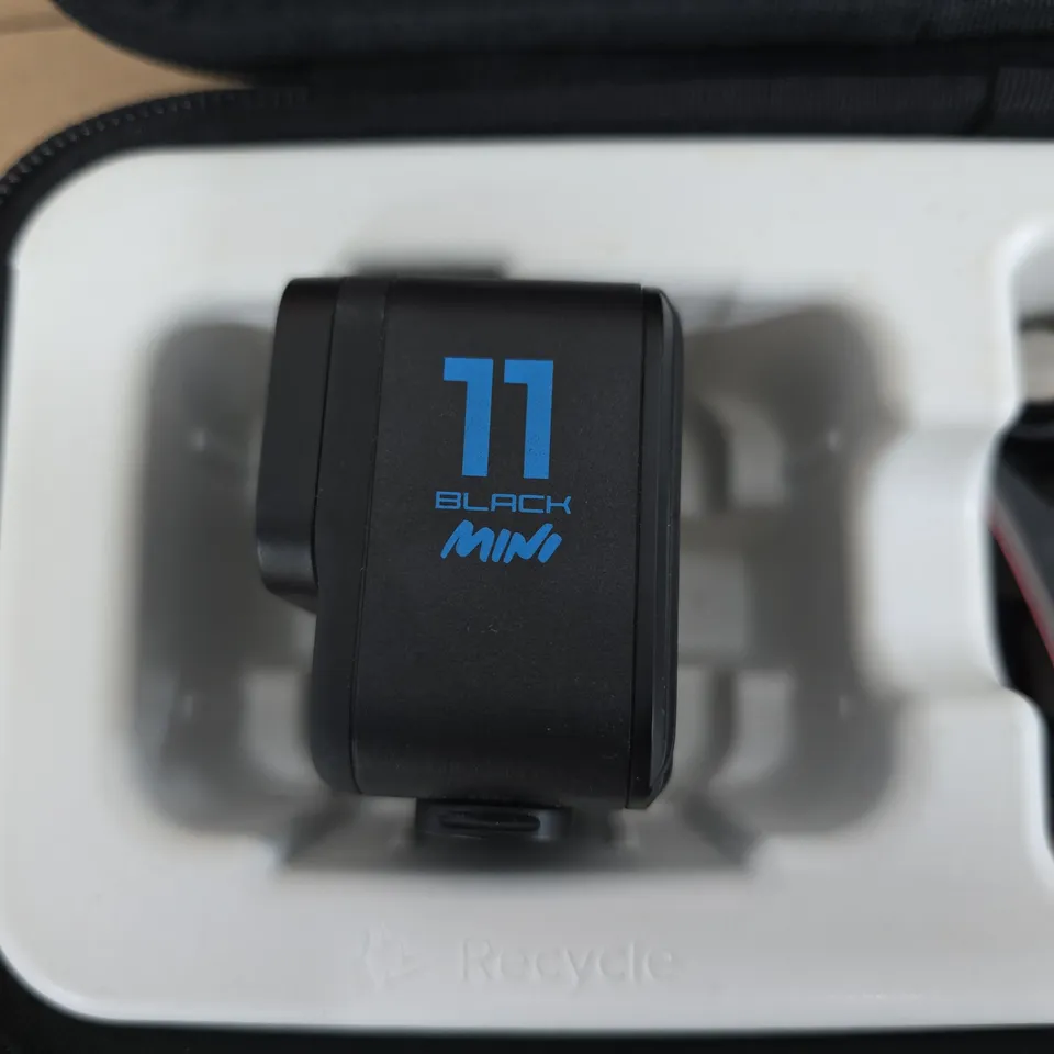 GOPRO HERO11 BLACK MINI – ACTION CAMERA WITH MOUNT IN CASE