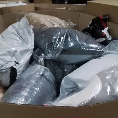 PALLET CONTAINING A LARGE QUANTITY OF PILLOWS
